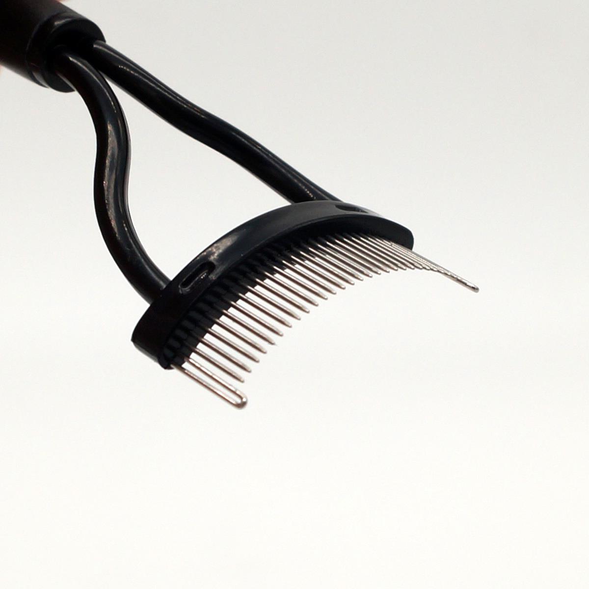 Curved lash comb